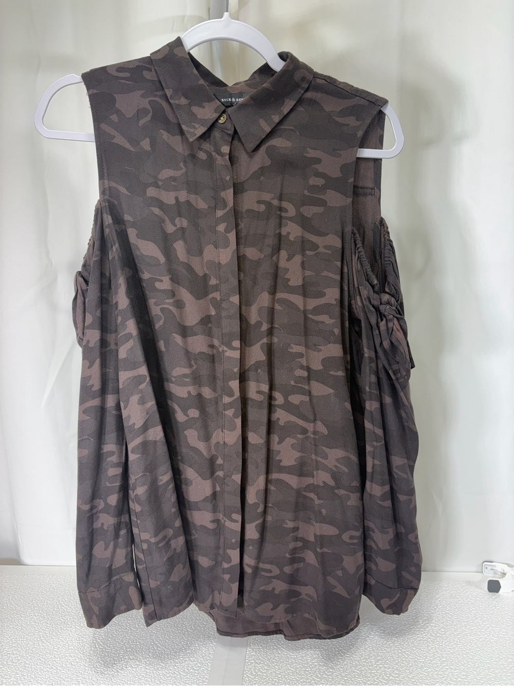 Rock & Republic Olive Camo Cold-Shoulder Button-Down Top 3525
